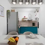 Stylish With Balcony & Free Parking *