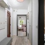 Stylish With Balcony & Free Parking