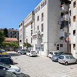 Stylish With Balcony & Free Parking Apartman Pula