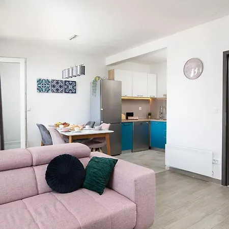 Stylish With Balcony & Free Parking Apartament *