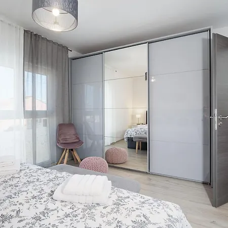 Apartament Stylish With Balcony & Free Parking *