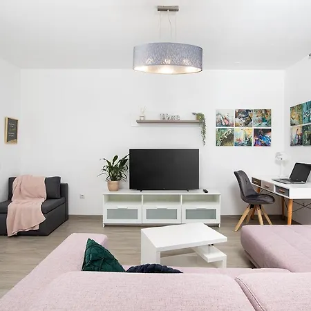 Stylish With Balcony & Free Parking Apartament