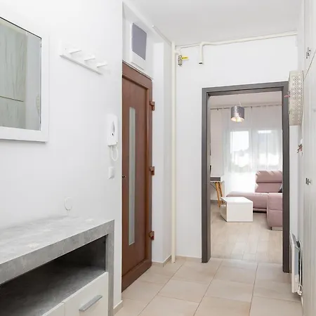 Stylish With Balcony & Free Parking Apartament