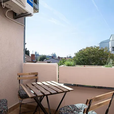 Stylish With Balcony & Free Parking