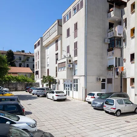 Stylish With Balcony & Free Parking Apartmán Pula