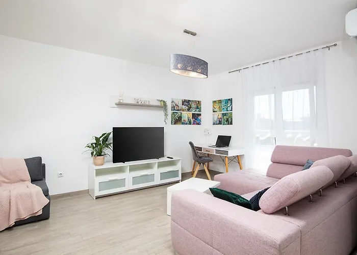Stylish With Balcony & Free Parking Апартаменти Пула