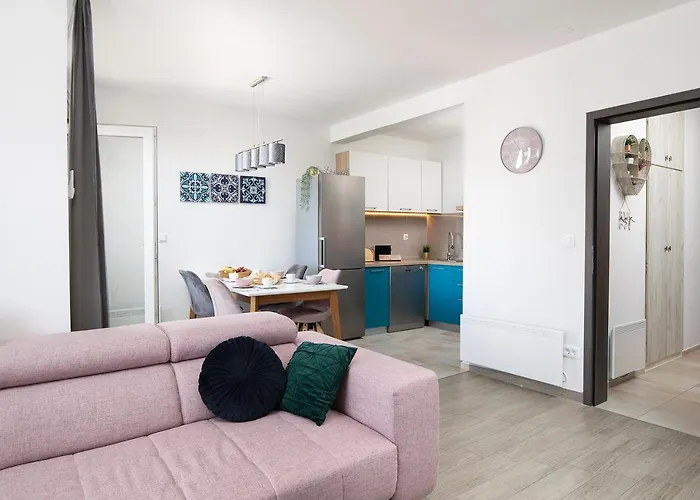 Stylish With Balcony & Free Parking Апартаменти *