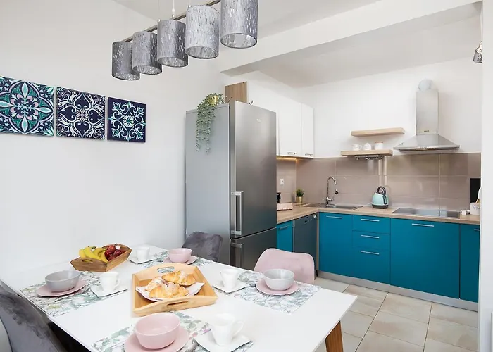 Stylish With Balcony & Free Parking Апартаменти Пула