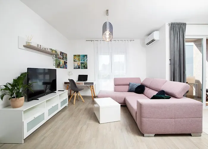 Stylish With Balcony & Free Parking Апартаменти