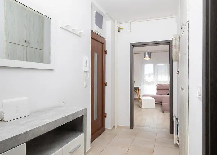 Stylish With Balcony & Free Parking Апартаменти