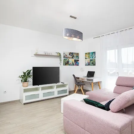 Stylish With Balcony & Free Parking Appartement Pula