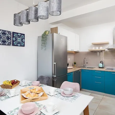 Stylish With Balcony & Free Parking Appartement Pula