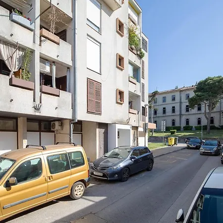 Appartement Stylish With Balcony & Free Parking Pula