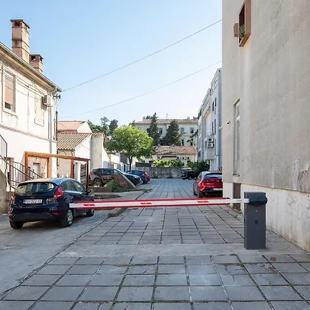 Stylish With Balcony & Free Parking