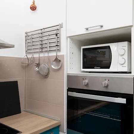 Apartment Stylish With Balcony & Free Parking