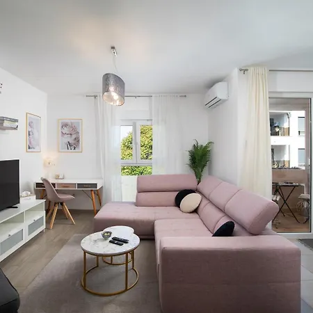 Lägenhet Stylish With Balcony & Free Parking Pula
