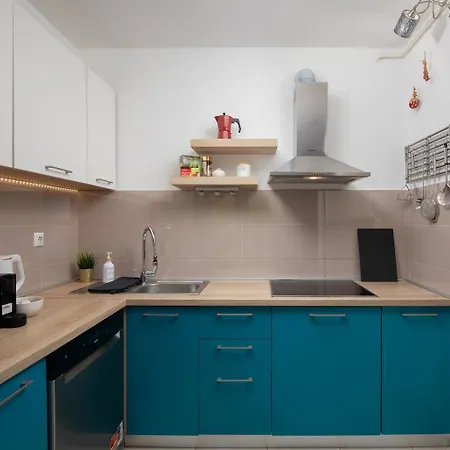 Apartment Stylish With Balcony & Free Parking *