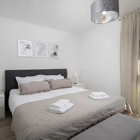 Apartment Stylish With Balcony & Free Parking