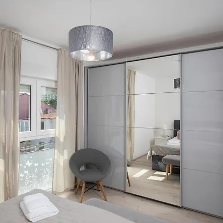 Stylish With Balcony & Free Parking Apartment *