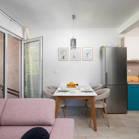 Apartment Stylish With Balcony & Free Parking