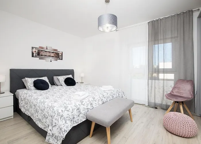 Stylish With Balcony & Free Parking *