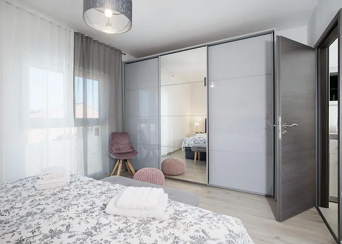 Lägenhet Stylish With Balcony & Free Parking *