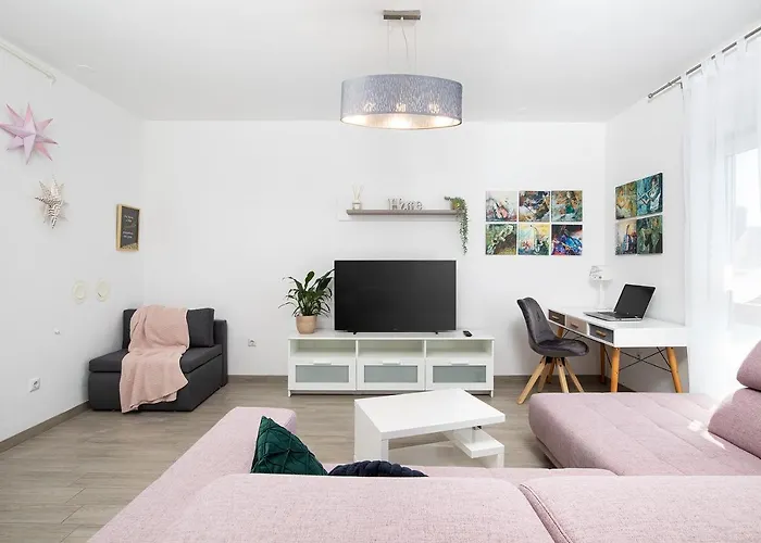 Stylish With Balcony & Free Parking Lägenhet