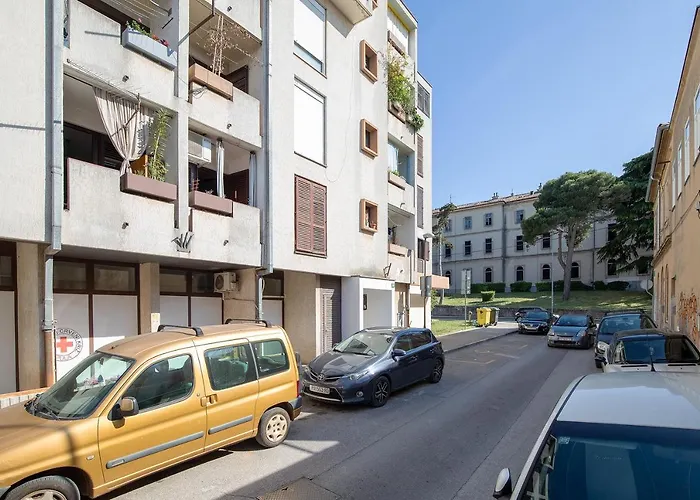 Διαμέρισμα Stylish With Balcony & Free Parking Πούλα