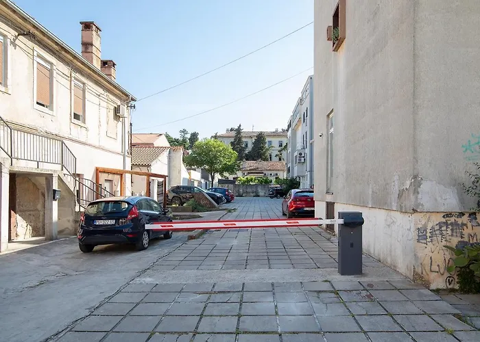 Stylish With Balcony & Free Parking