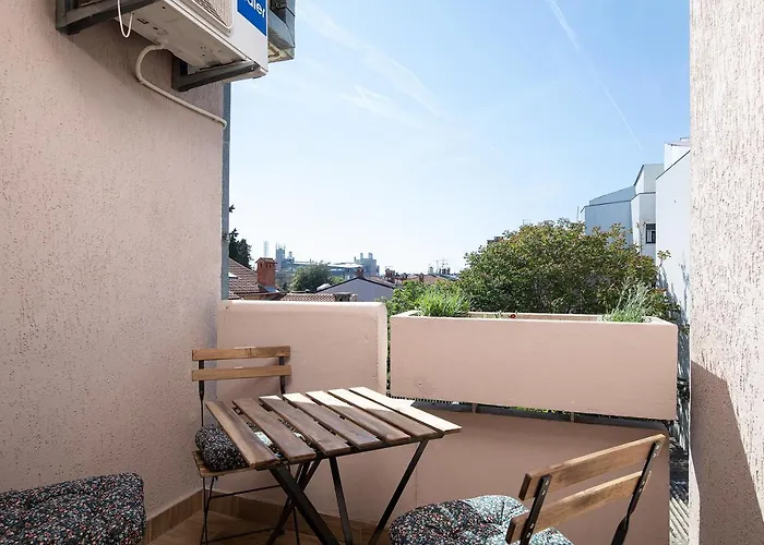 Stylish With Balcony & Free Parking