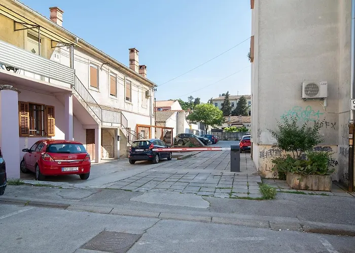 Διαμέρισμα Stylish With Balcony & Free Parking