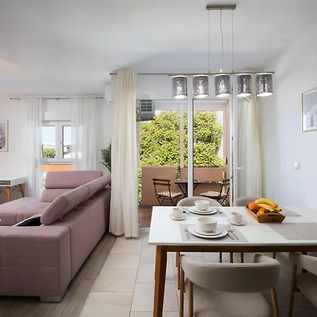 Stylish With Balcony & Free Parking Пула