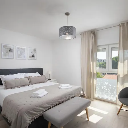 Stylish With Balcony & Free Parking * Пула