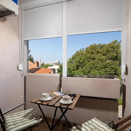 Stylish With Balcony & Free Parking Пула